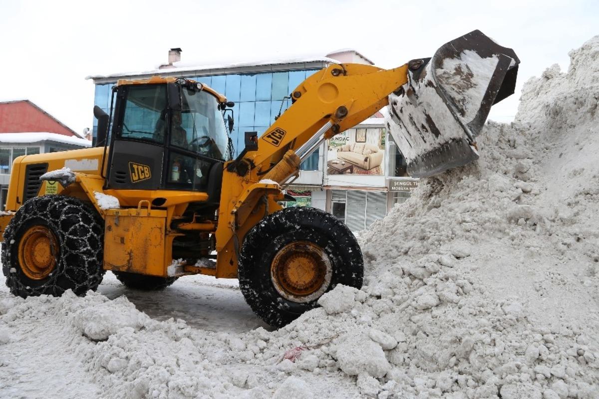 Varto Belediyesinden kar temizleme &ccedil;alışması