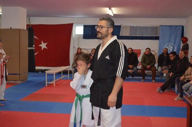 Yunan vekilin Türk bayrağını yırtması küçük sporcuyu ağlattı