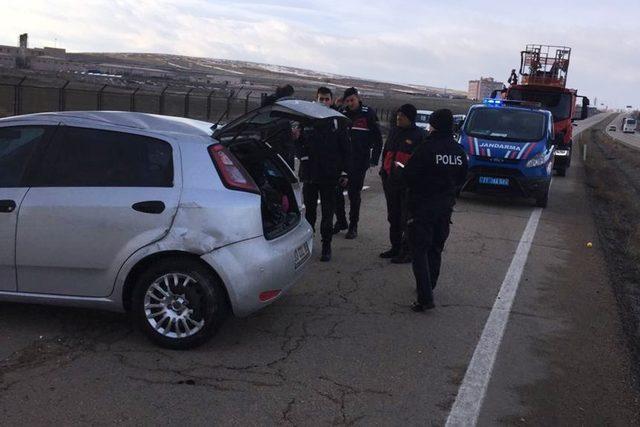 Takla atan otomobildeki bebek ve annesi yaralandı