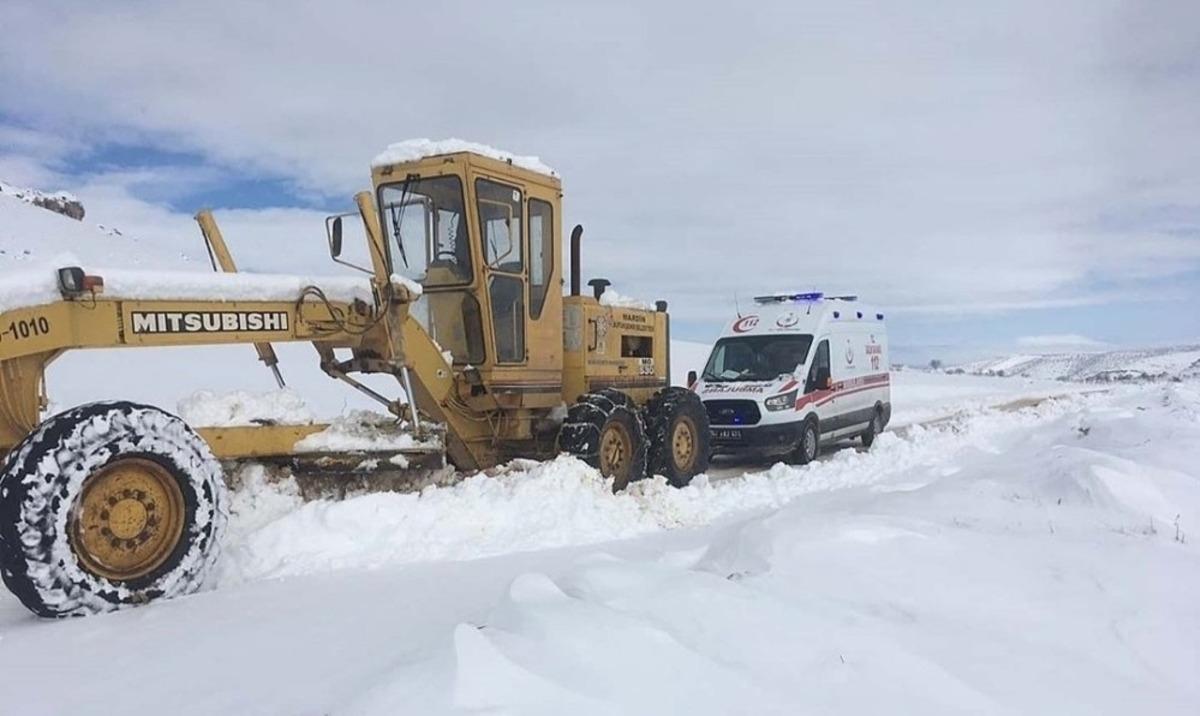 Mazıdağı&rsquo;nda kar nedeni ile kapanan yollar ulaşıma a&ccedil;ıldı