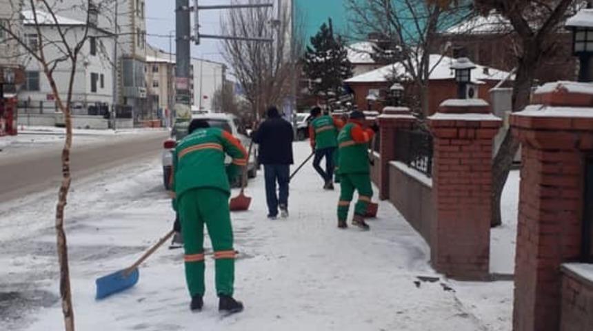 Karla m&uuml;cadele ekipleri iş başında