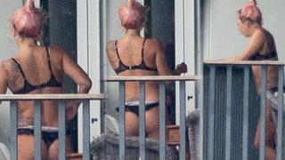 Lady Gaga evinin terasında fena yakalandı