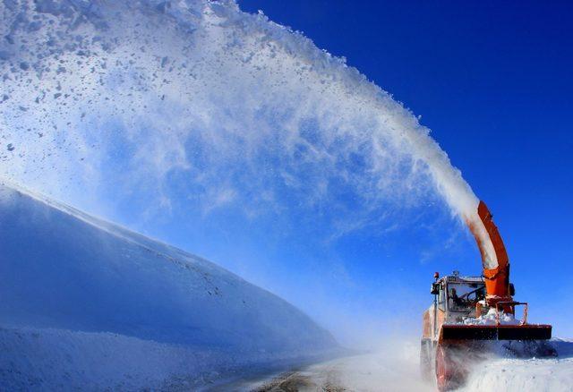 Bayburt ve Erzincan’da kardan kapanan yollar açılıyor