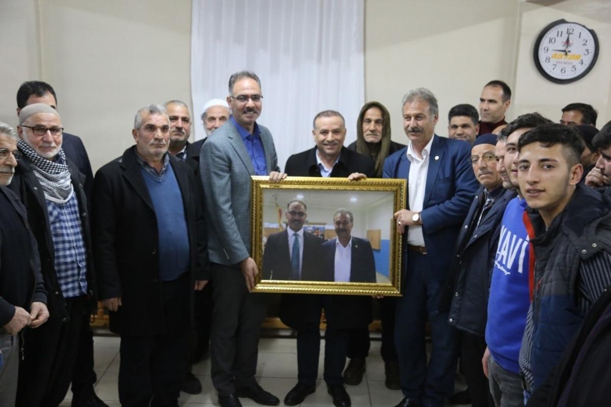 Kuş, gece g&uuml;nd&uuml;z vatandaşların taleplerini dinliyor