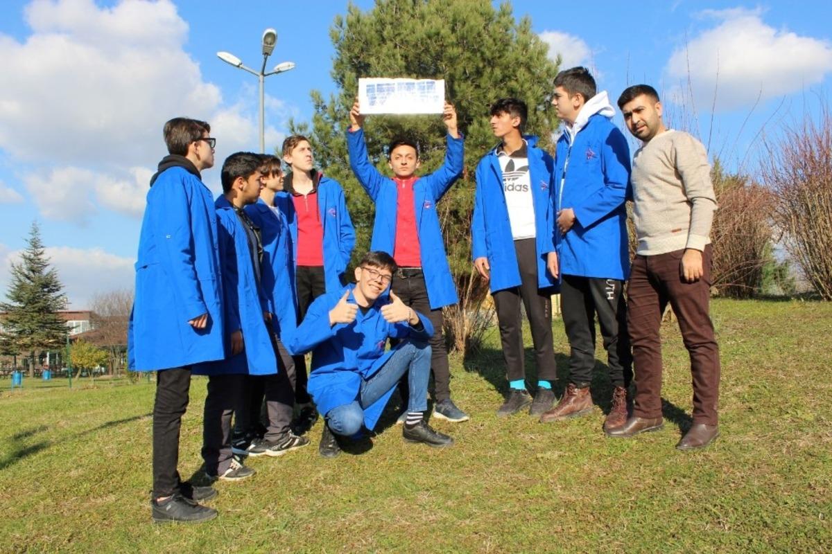 Beyaz Kalpler &ouml;ğrencileri g&uuml;neş enerjisiyle telefon şarj etti