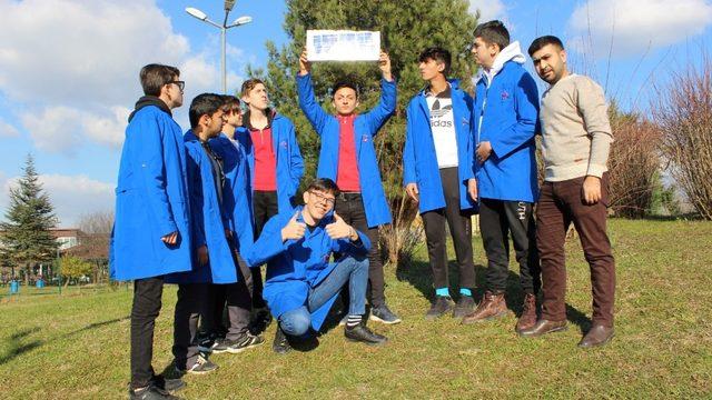 Beyaz Kalpler öğrencileri güneş enerjisiyle telefon şarj etti