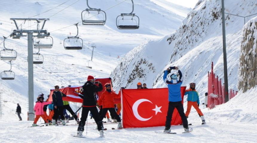 Paland&ouml;kenli Gen&ccedil;lerden K&uuml;stah Yunan&rsquo;a milli tepki