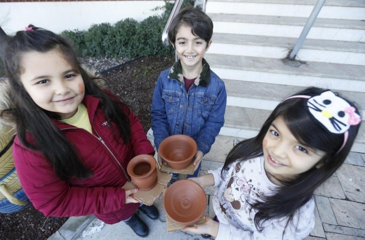 Konaklı miniklerden sanat eseri &ccedil;&ouml;mlekler