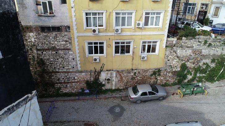 Fatih'te şaşkına çeviren görüntü: Altı tarih üstü ötel G1