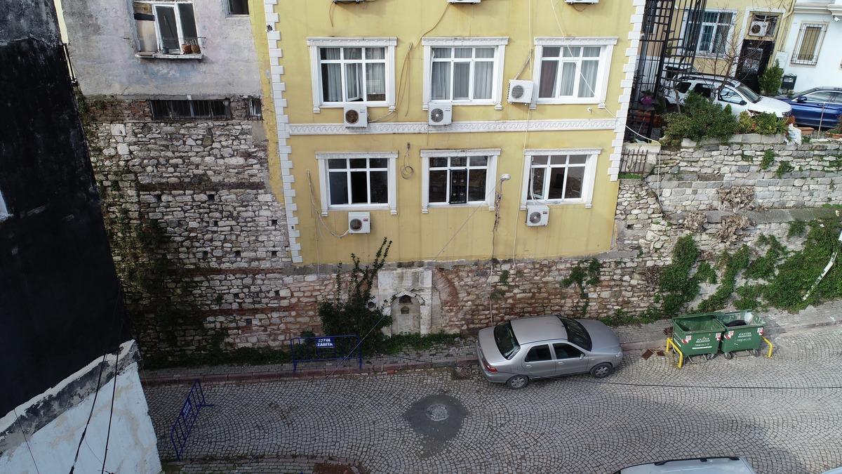 Fatih'te şaşkına &ccedil;eviren g&ouml;r&uuml;nt&uuml;: Altı tarih &uuml;st&uuml; &ouml;tel
