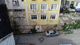 Fatih'te şaşkına çeviren görüntü: Altı tarih üstü ötel