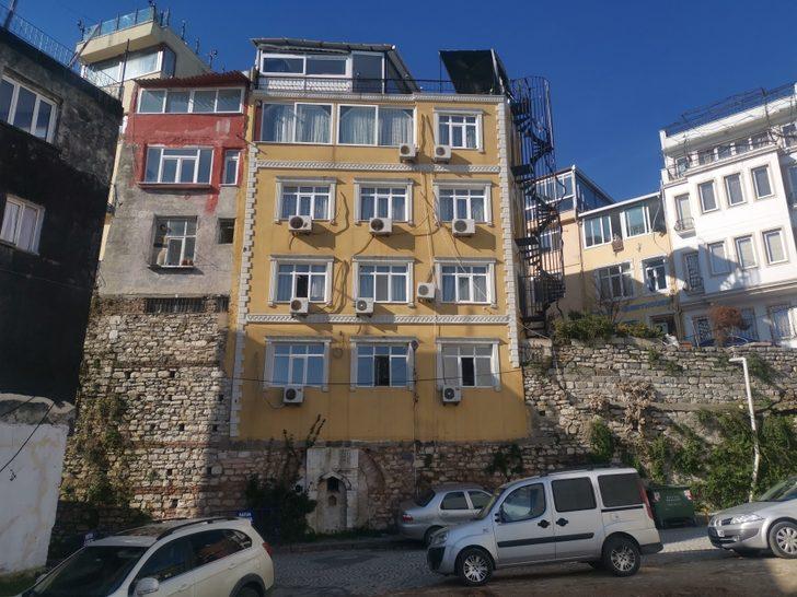 Fatih'te şaşkına çeviren görüntü: Altı tarih üstü ötel G3