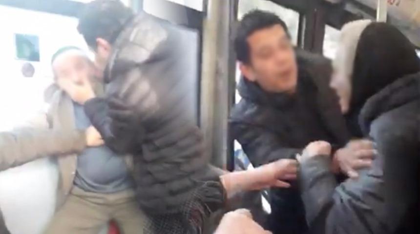 Otobüste yaşlıların kavgası kameraya yansıdı
