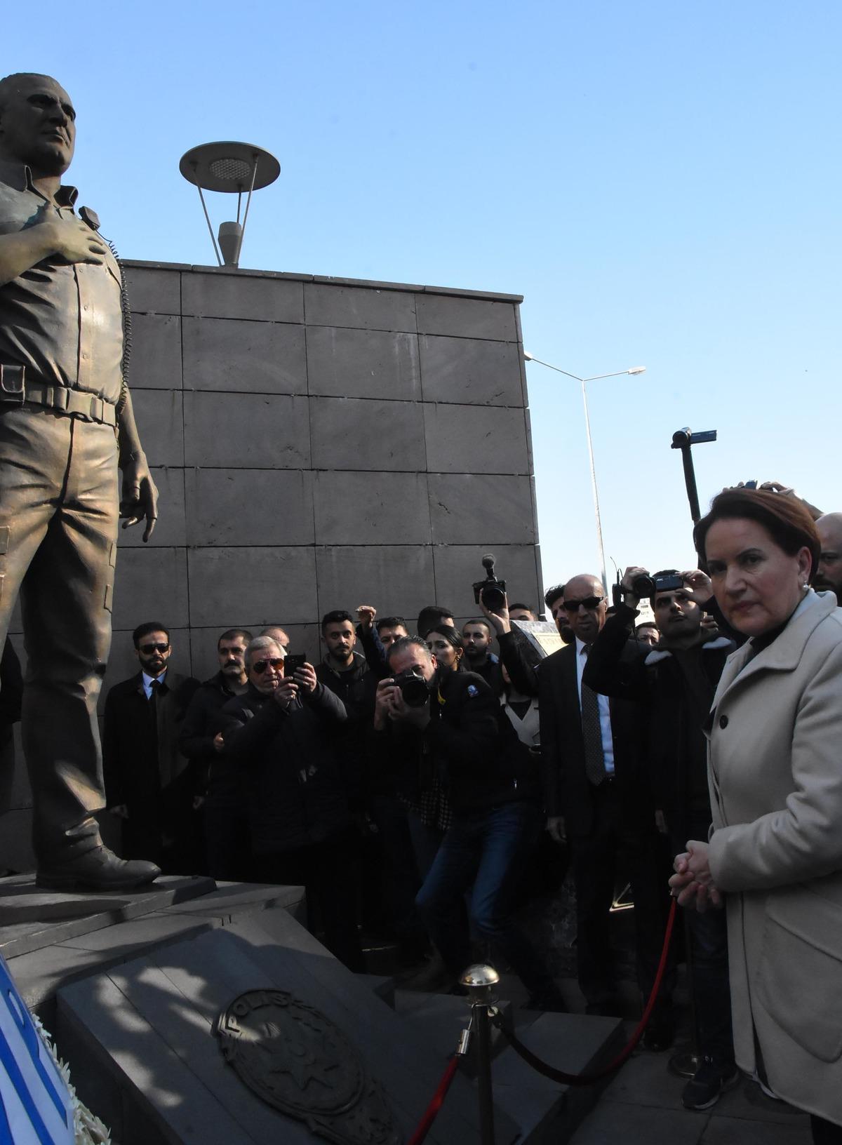 Meral Akşener şehit Fethi Sekin'in anıtına &ccedil;elenk bıraktı