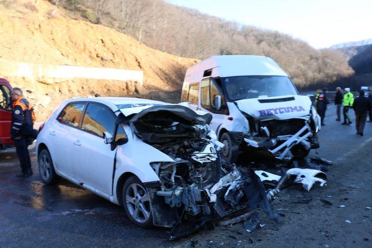 Otomobille yolcu minibüsü çarpıştı: 1’i çocuk 12 yaralı G3