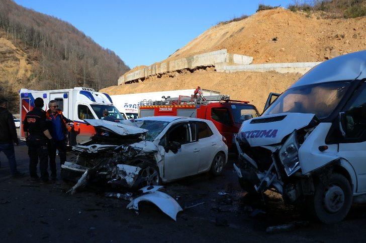 Otomobille yolcu minibüsü çarpıştı: 1’i çocuk 12 yaralı G4