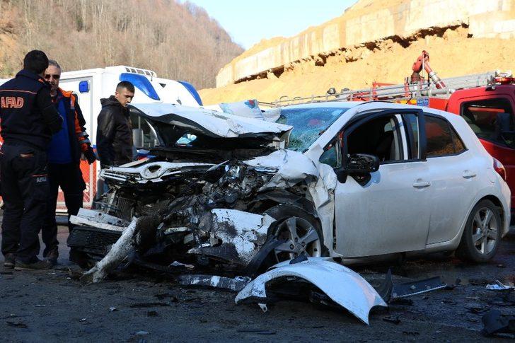 Otomobille yolcu minibüsü çarpıştı: 1’i çocuk 12 yaralı G5