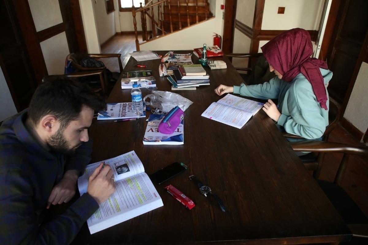 Sınavlara hazırlanan &ouml;ğrencilerin adresi Alicanlar Konağı oluyor