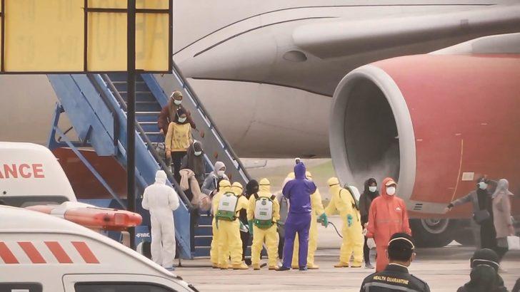 Koronavirüs paniği! Yolcuların üzerine dezenfektan sıkıldı G1