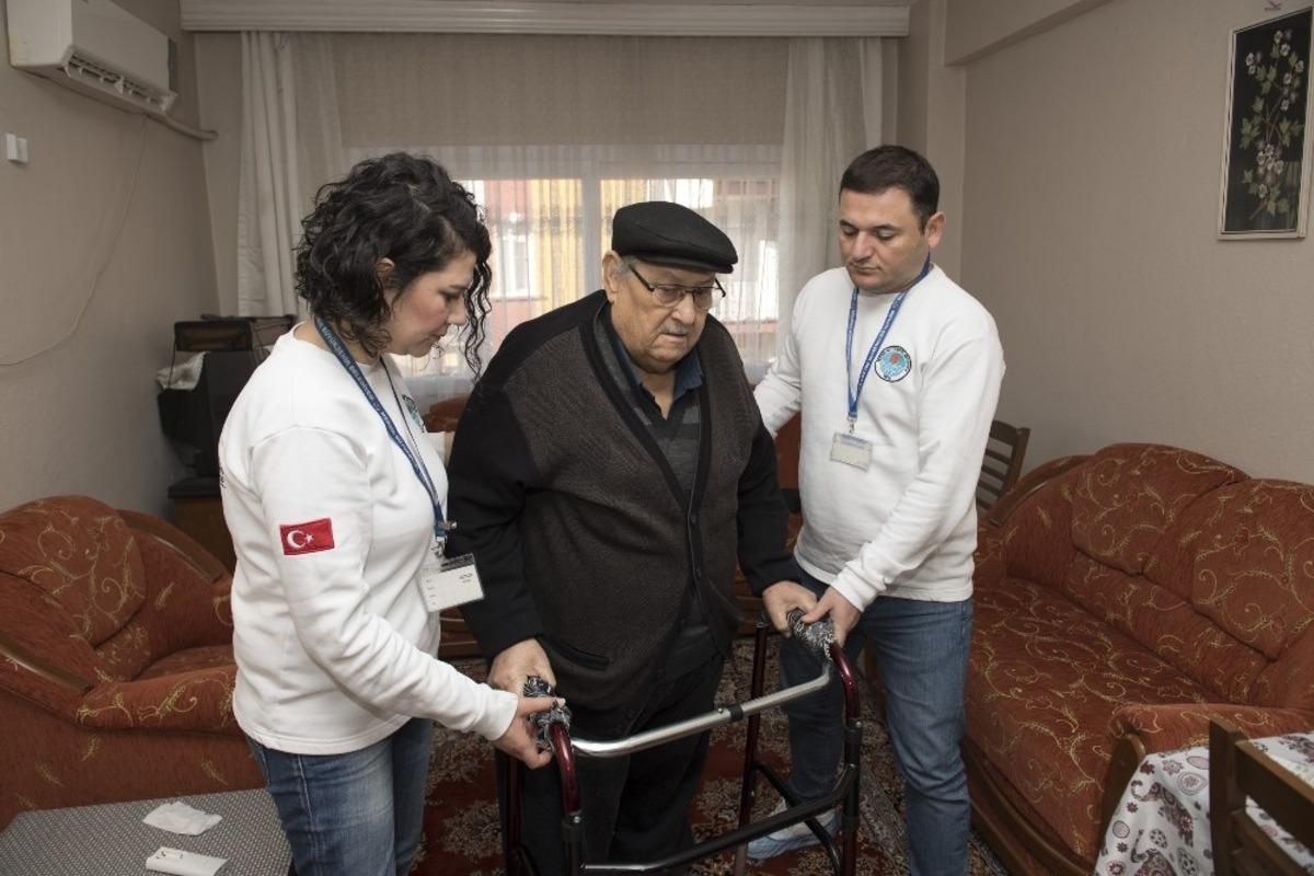 Belediye ekipleri, y&uuml;r&uuml;me g&uuml;&ccedil;l&uuml;ğ&uuml; &ccedil;eken yaşlı adamın umudu oldu