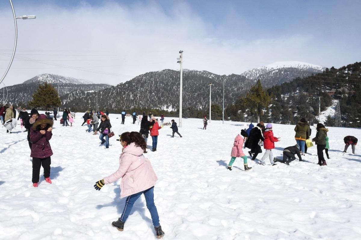 Tarsus&rsquo;ta hi&ccedil; kar g&ouml;rmemiş &ccedil;ocuklara kar s&uuml;rprizi