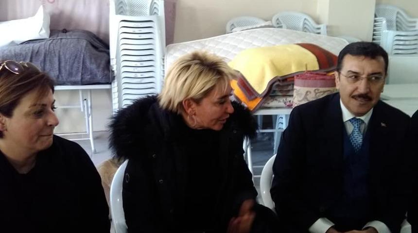 G&ouml;n&uuml;ll&uuml;lerin deprem b&ouml;lgesine yardımları s&uuml;r&uuml;yor