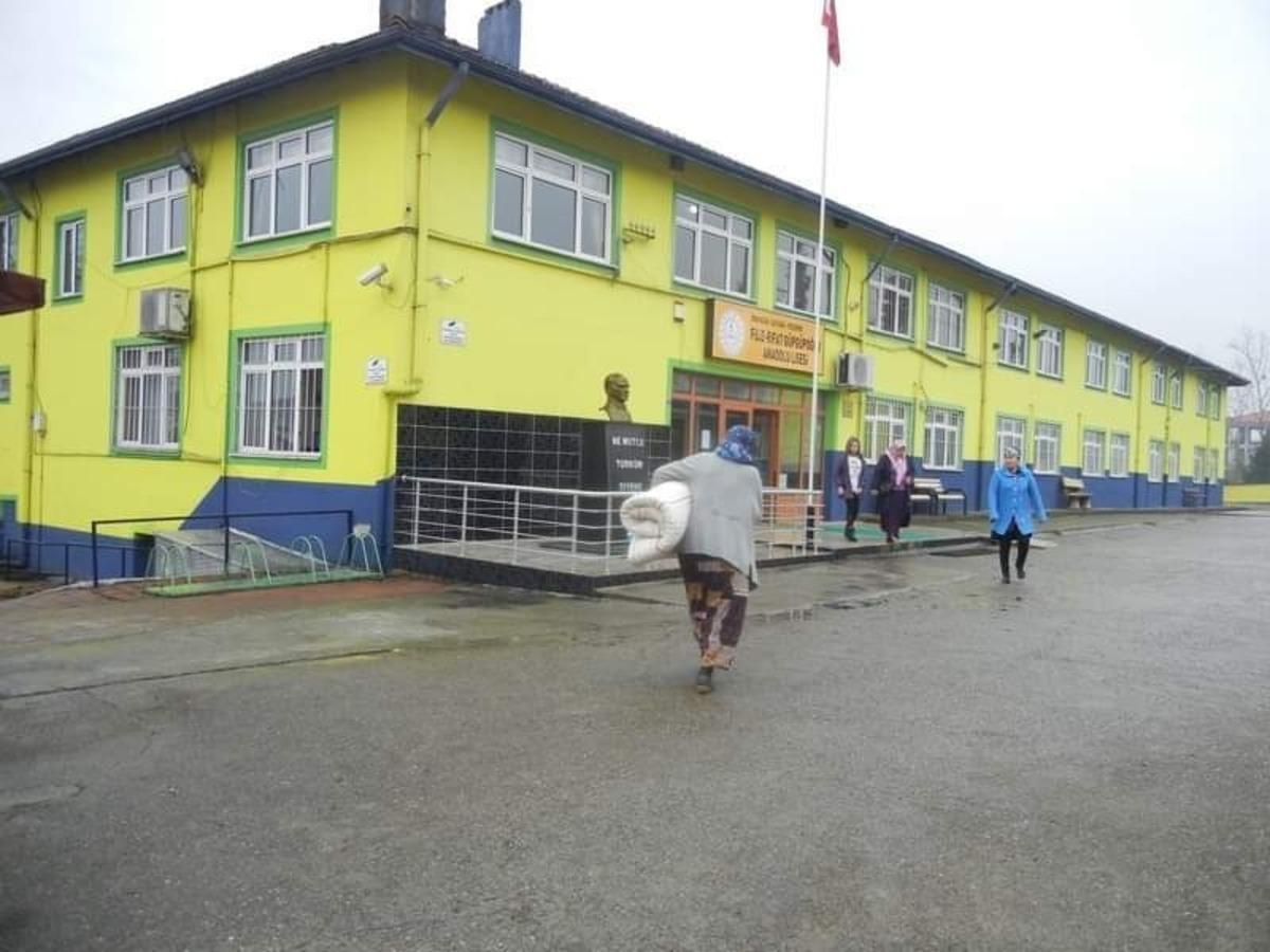 Perşembeli &ouml;ğrenciler deprem b&ouml;lgesi i&ccedil;in seferber oldu