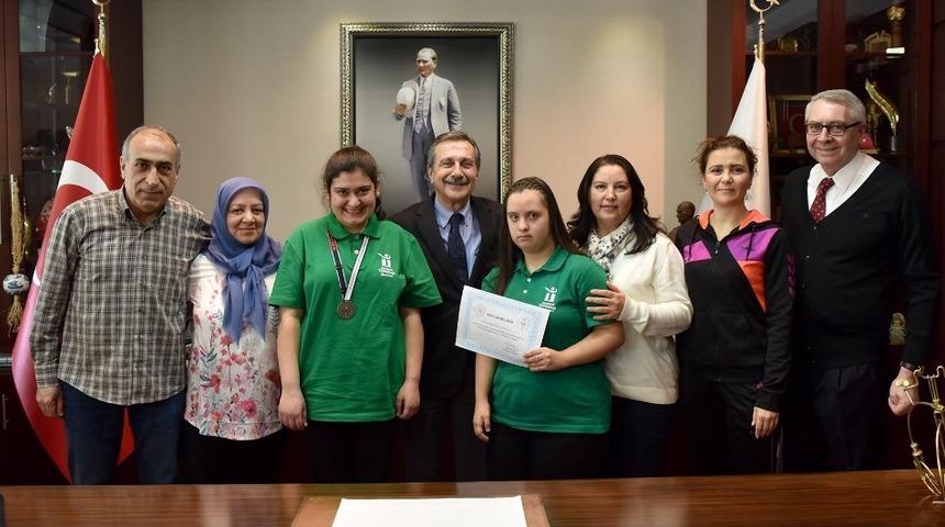 &Ouml;zel sporcular sevin&ccedil;lerini Başkan Ata&ccedil;&rsquo;la paylaştı