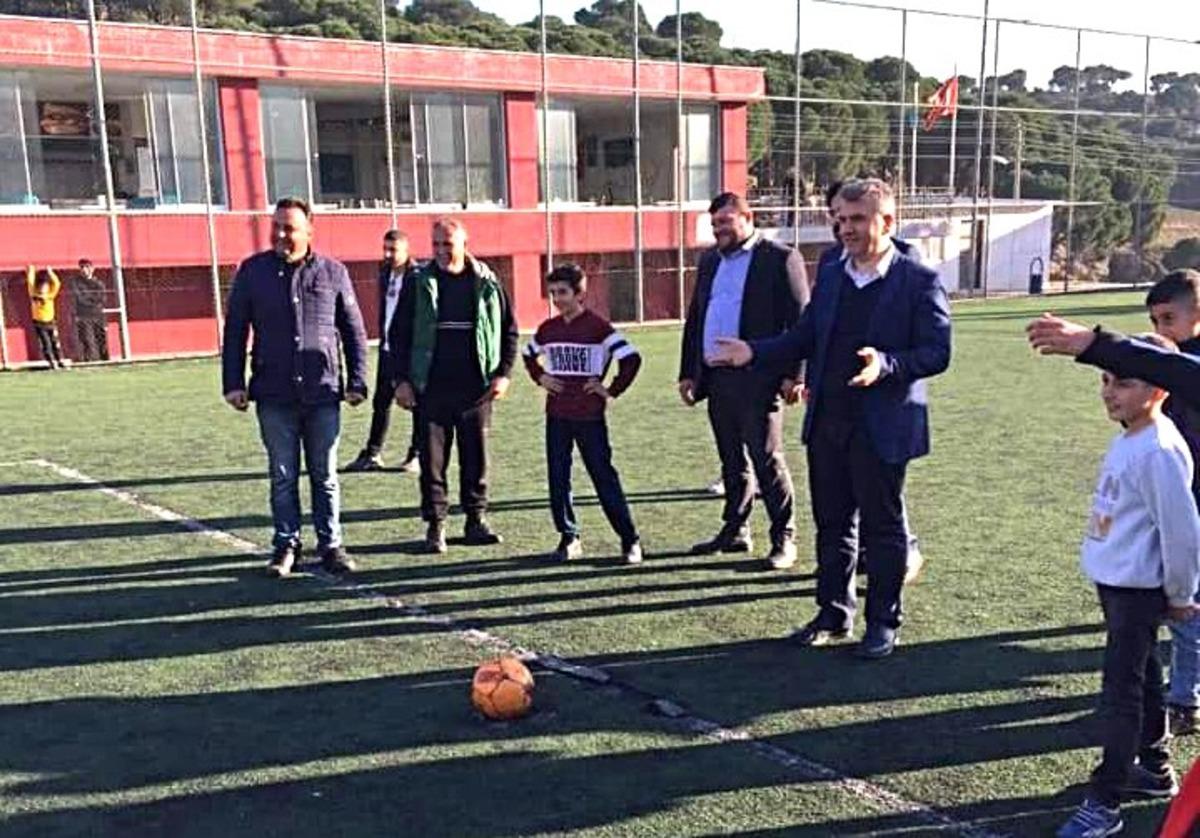 AK Partili Milletvekili Canbey, gen&ccedil;lerle top oynadı