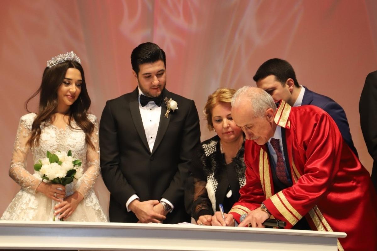 Başkan G&uuml;ltak, kızının nikahını kıydı