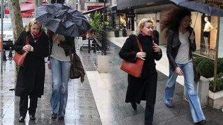 Konuşmamak için şemsiyeyle gizlendi