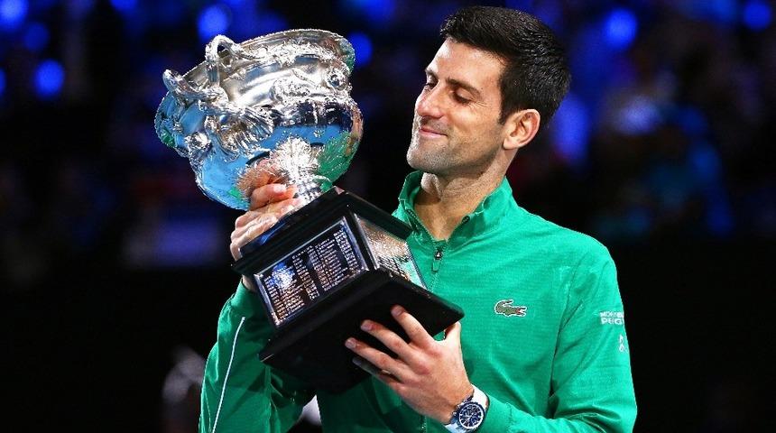 Avustralya Açık'ta Djokovic'in bileği bükülmüyor