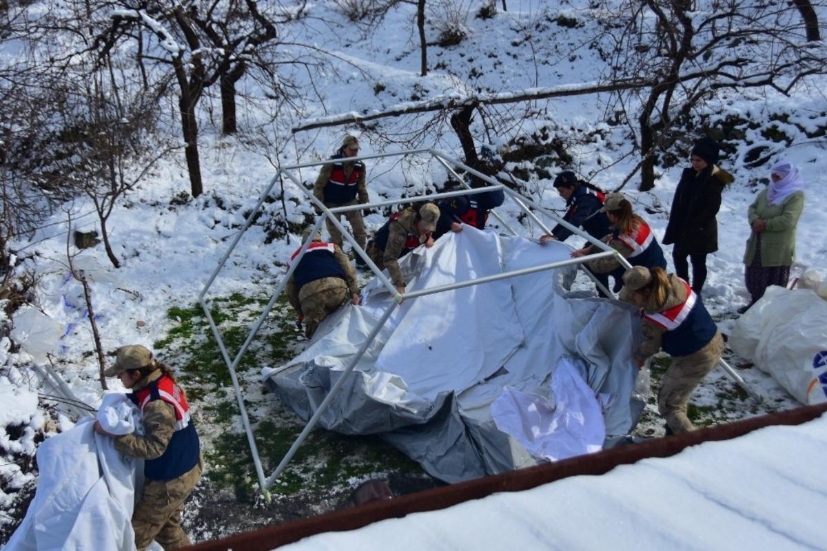 Depremzede &ccedil;adırlarına Jandarma Kadın Astsubay eli