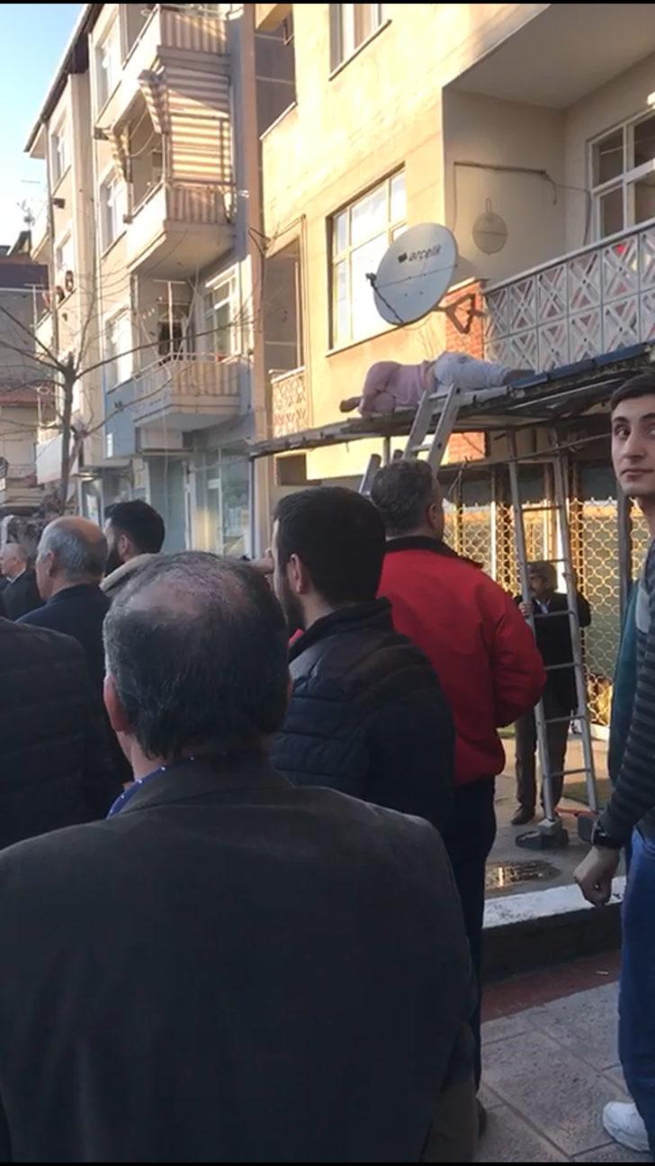 3'ncü kattaki balkondan dükkanın tentesine düştü G2