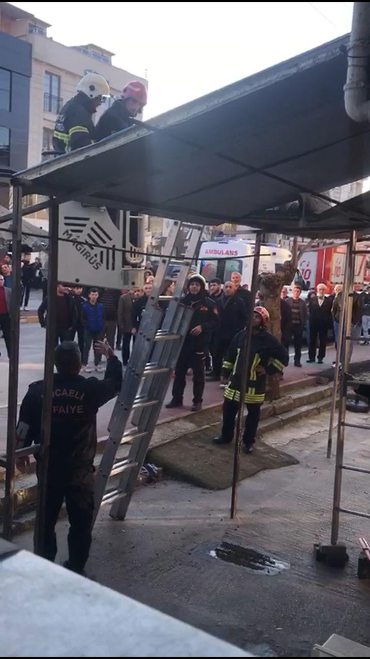 3'ncü kattaki balkondan dükkanın tentesine düştü G3