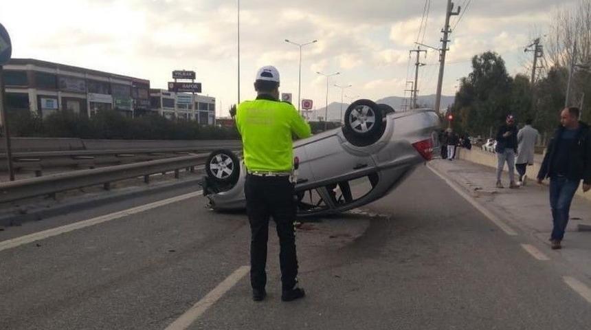 İzmir&rsquo;de asker uğurlamasından d&ouml;nen ara&ccedil; takla attı: 1 &ouml;l&uuml;, 4 yaralı