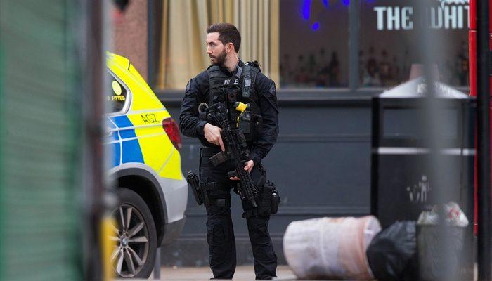 Son dakika! Londra'da bıçaklı terör saldırısı! Saldırgan öldürüldü