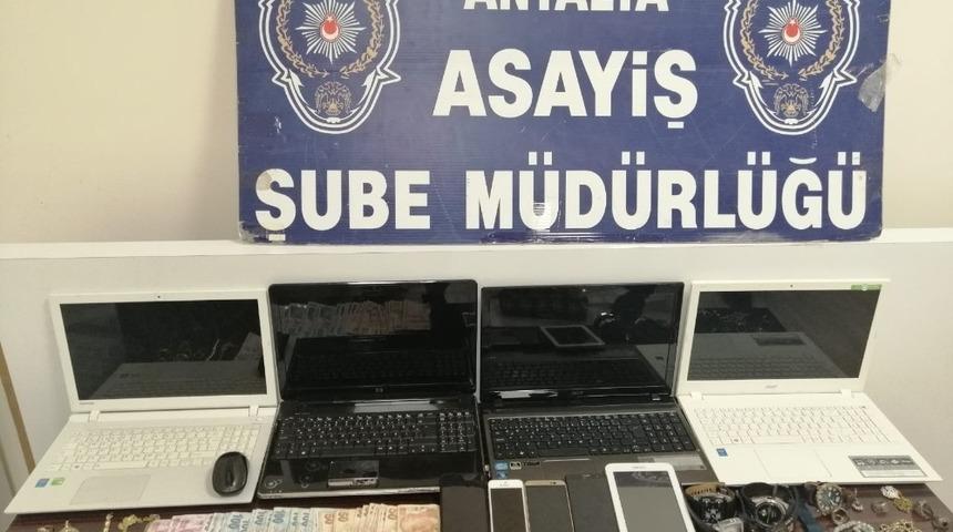 Antalya&rsquo;da kapı g&ouml;beklerini kırıp 11 evi soyan hırsızlar yakalandı