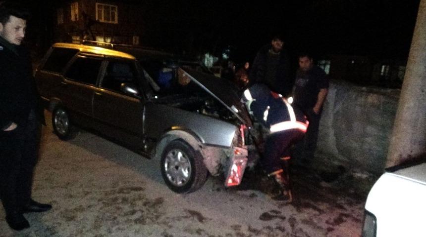 Direksiyonu kilitlenen otomobil direğe &ccedil;arptı