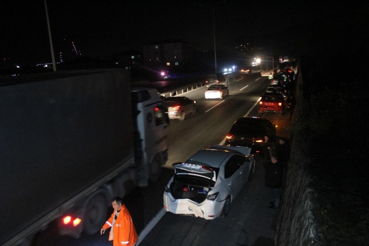 TEM&rsquo;de 5 ara&ccedil; birbirine girdi, kilometrelerce kuyruk oluştu