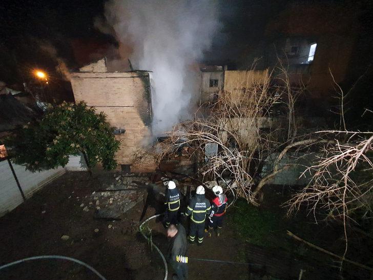 Adana'da korkutan yangın! Yaşlı adamı yanmaktan komşuları kurtardı G1