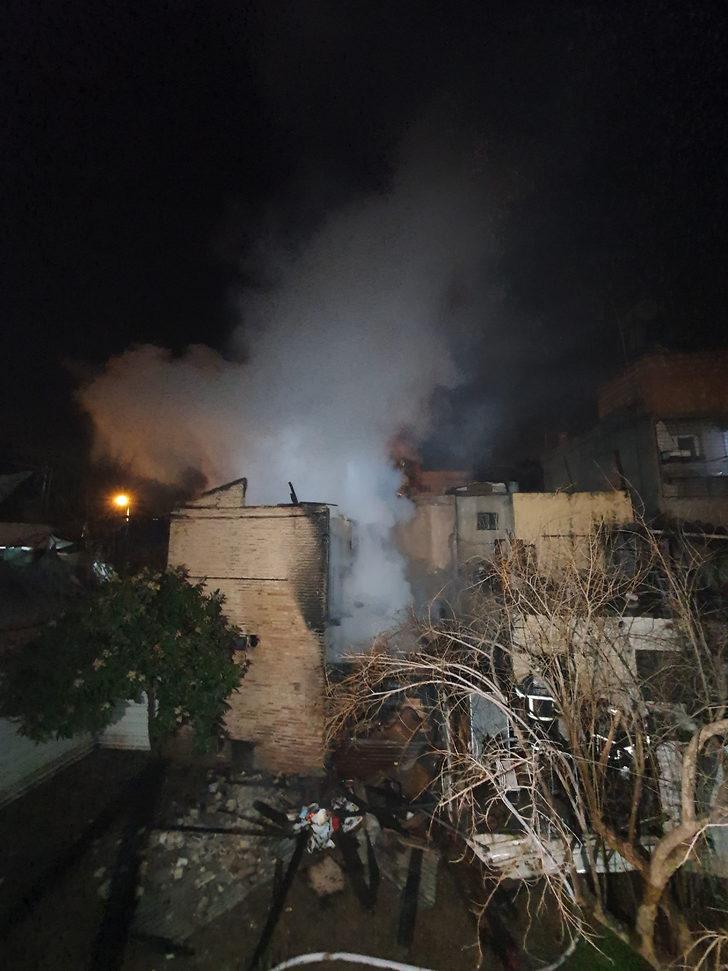 Adana'da korkutan yangın! Yaşlı adamı yanmaktan komşuları kurtardı G2