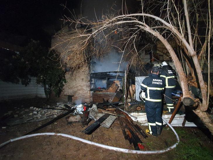 Adana'da korkutan yangın! Yaşlı adamı yanmaktan komşuları kurtardı G4