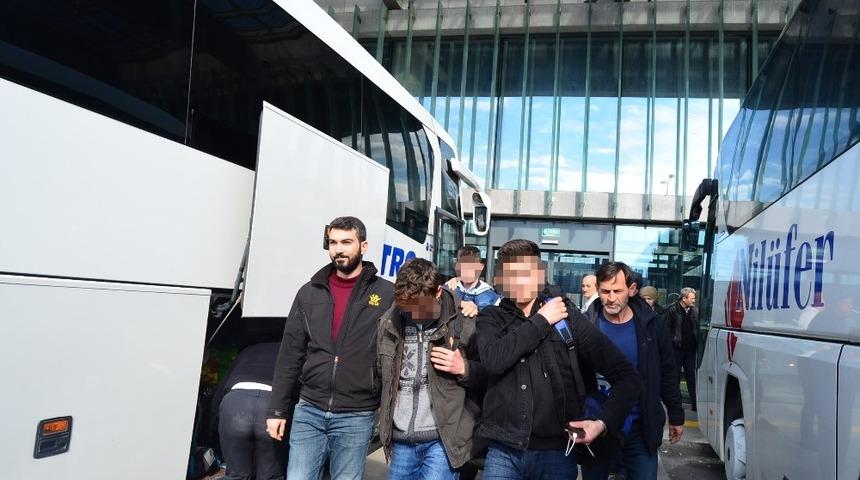 Kız arkadaşlarını g&ouml;rme bahanesiyle evden ka&ccedil;a 3 kafadar yakalandı