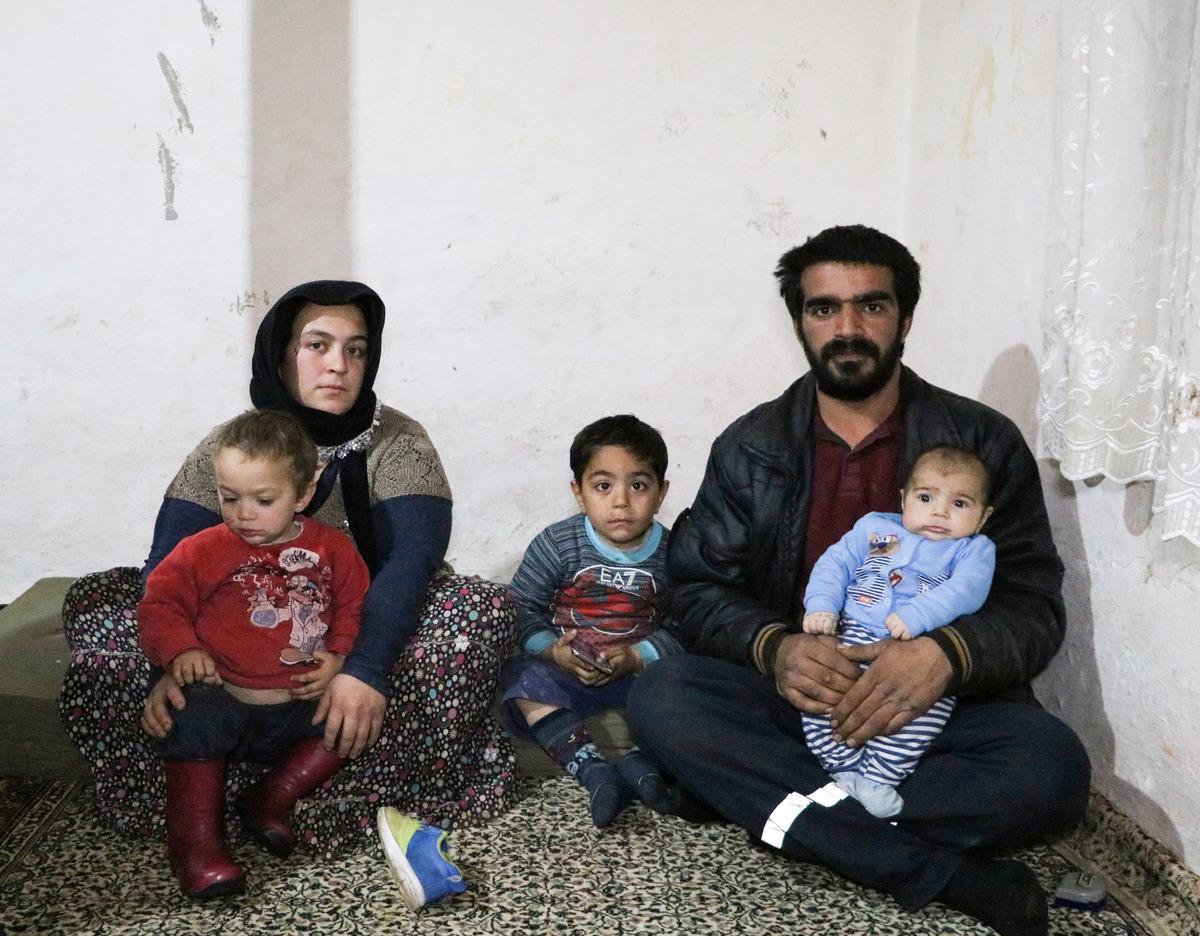 Antalya'da kapısız evde yaşayan ailenin akrep kabusu