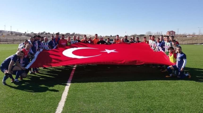 Dumlupınar&rsquo;dan Yunan&rsquo;lı vekile futbol sahasından bayrak mesajı