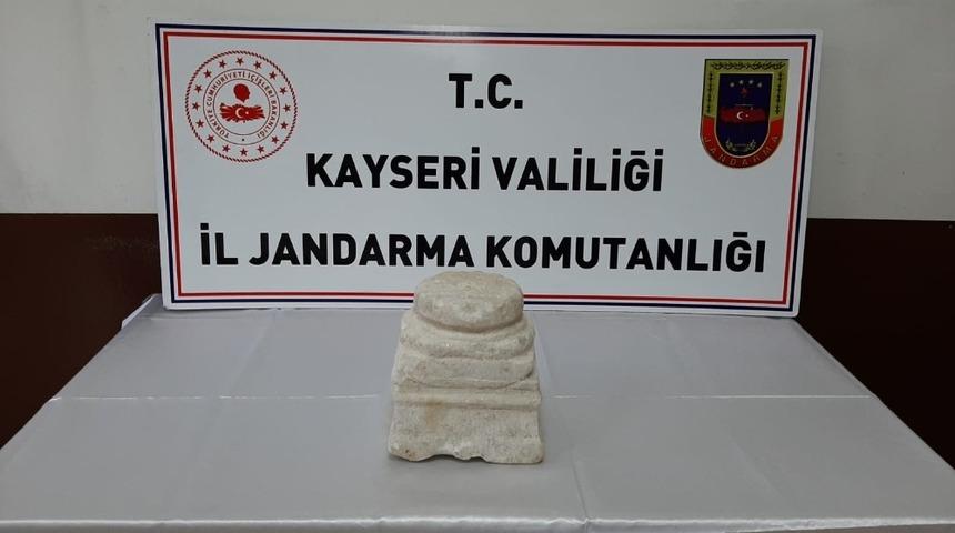 Kayseri&rsquo;de 1800 yıllık tarihi s&uuml;tun ele ge&ccedil;irildi