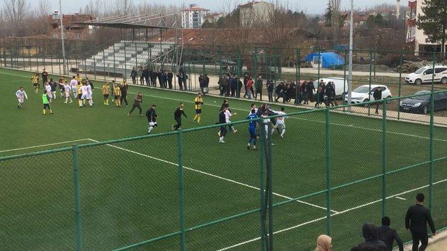 Futbol maçında tekme ve yumruklar konuştu