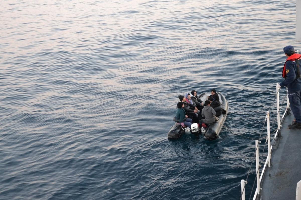 Enez il&ccedil;esi a&ccedil;ıklarında 2 botta 40 d&uuml;zensiz g&ouml;&ccedil;men yakalandı
