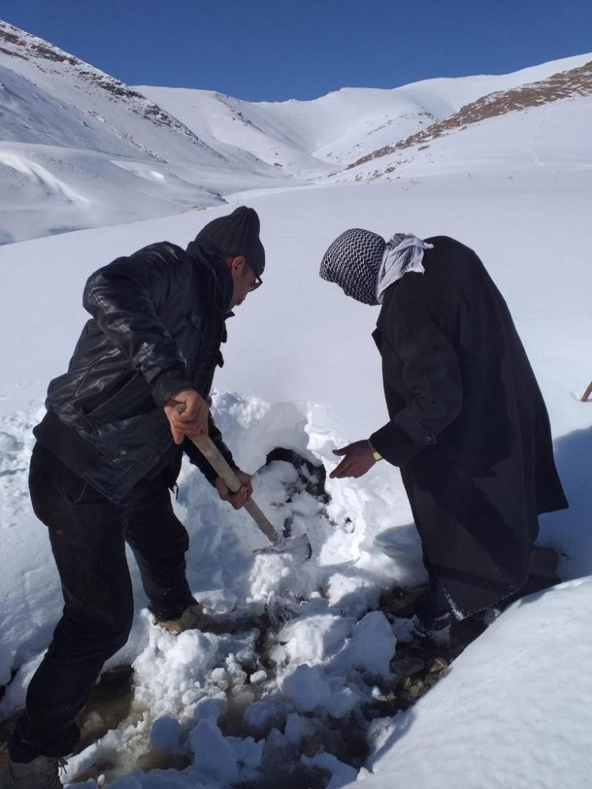 Karlı dağlarda i&ccedil;me suyu mesaisi
